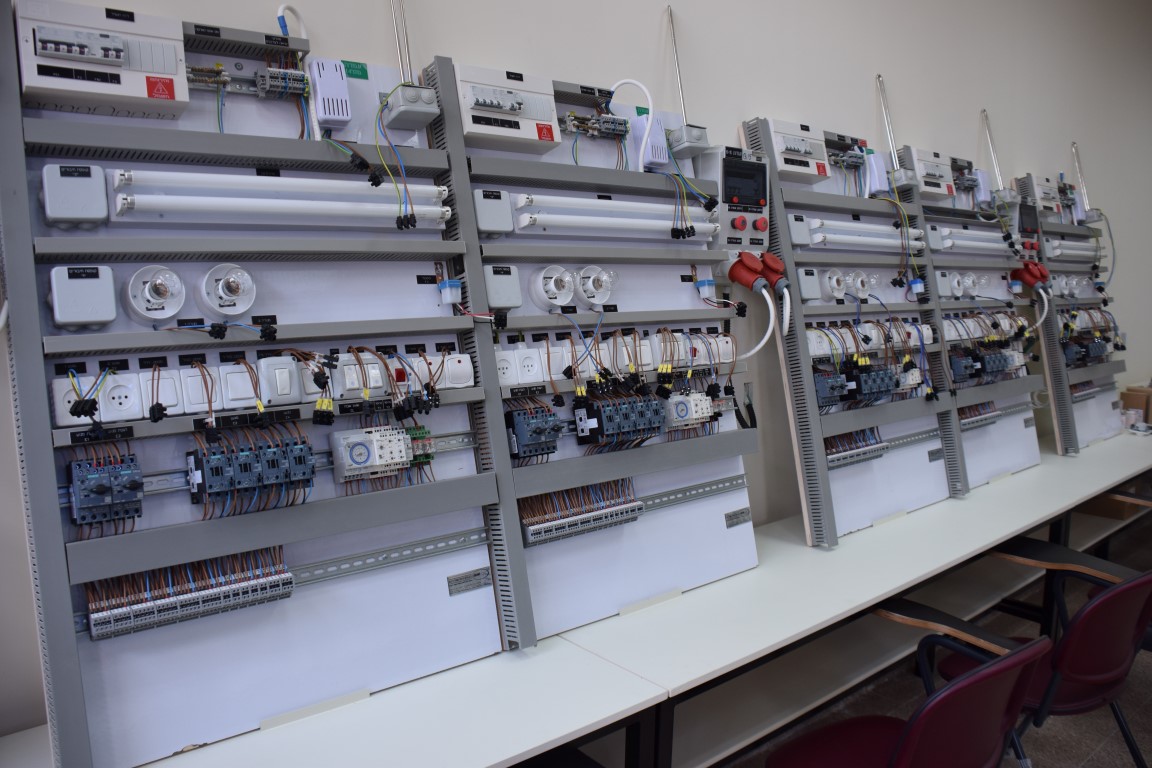 مسار كهربائي مؤهل في كلية القاسمي للهندسة والعلوم