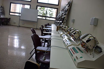 مسار كهربائي مؤهل في كلية القاسمي للهندسة والعلوم