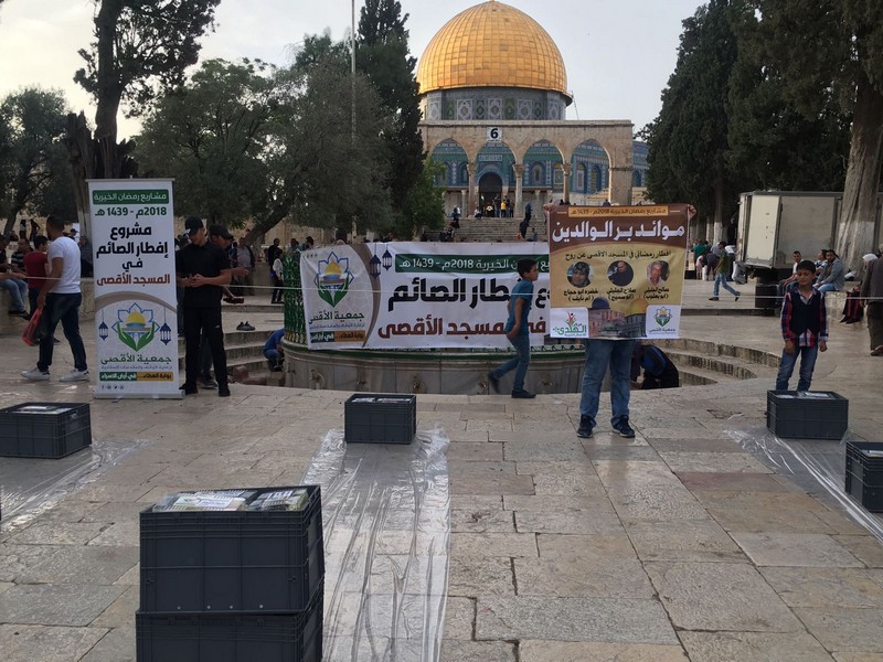 ​موائد بر الوالدين في المسجد الأقصى تلاقي تجاوبًا واسعًا