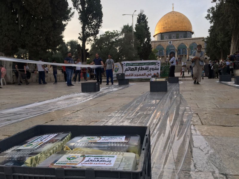 ​موائد بر الوالدين في المسجد الأقصى تلاقي تجاوبًا واسعًا