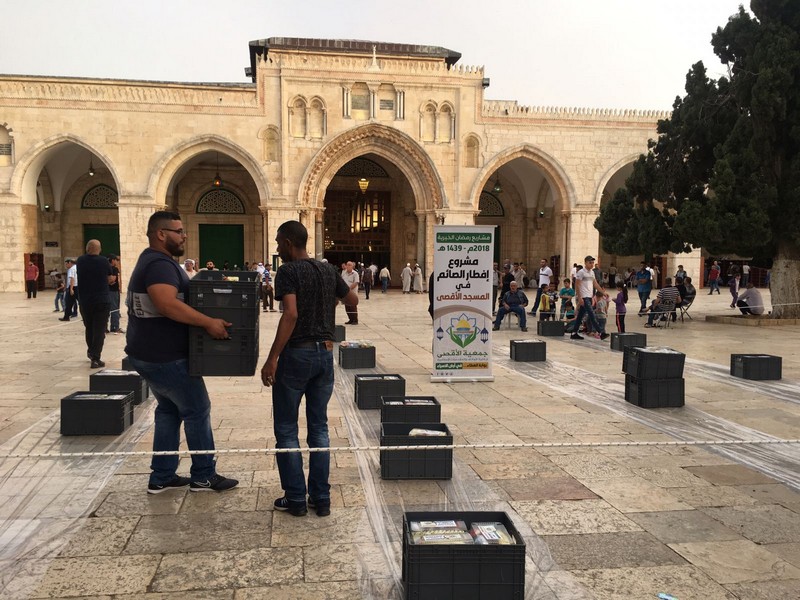 ​موائد بر الوالدين في المسجد الأقصى تلاقي تجاوبًا واسعًا