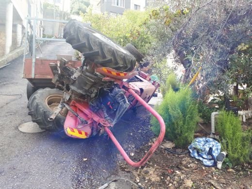 اصابة خطيرة لرجل من بيت جن إثر انقلاب تراكتور