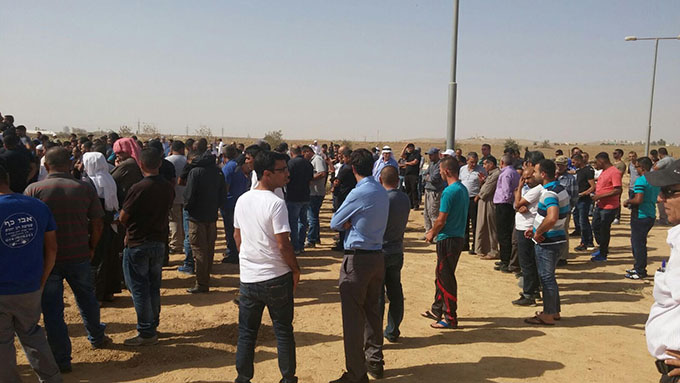 جماهير غفيرة تشارك في تشييع جثمان ضحية جريمة القتل في تل السبع