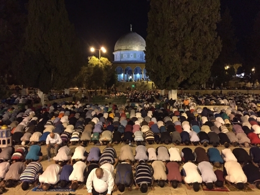 ألاف المصلين  في صلاة الفجر في المسجد الأقصى 