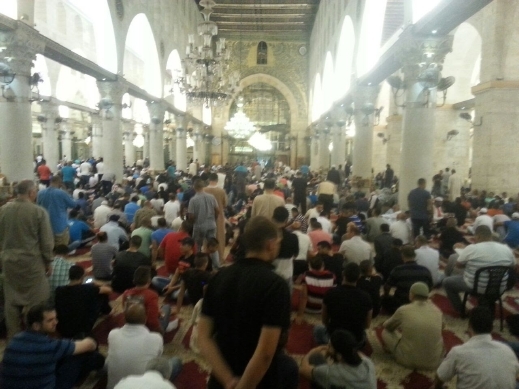 ألاف المصلين  في صلاة الفجر في المسجد الأقصى 