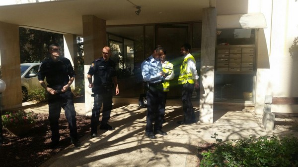 مقتل شابة على مدخل بيتها وهروب الجاني