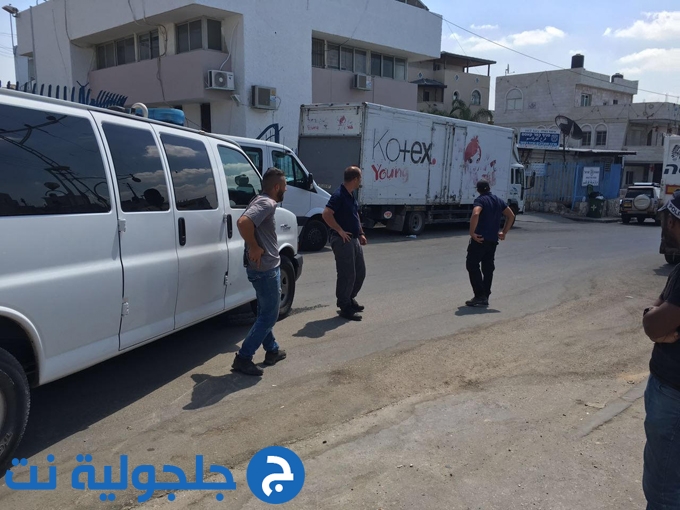 قوات من الشرطة تعالج جسم مشبوه في مبنى الشرطة في كفر قاسم