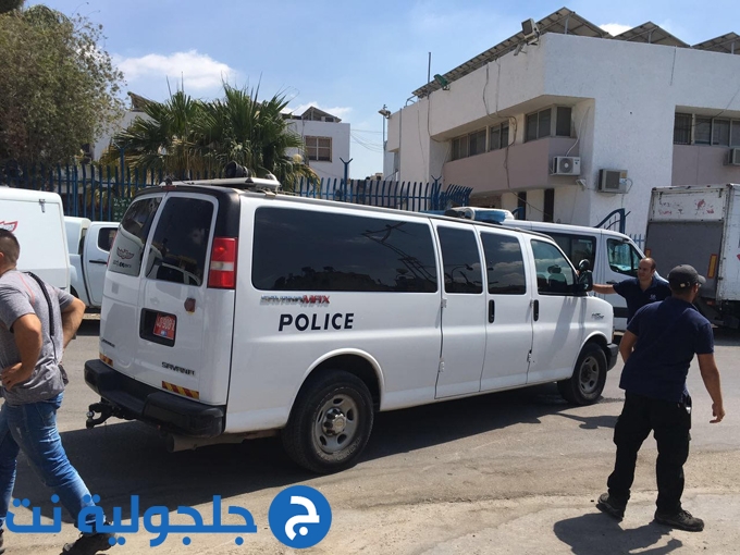 قوات من الشرطة تعالج جسم مشبوه في مبنى الشرطة في كفر قاسم