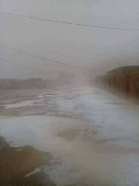 عاصفة ثلجية بصحراء الجزائر في عز الصيف