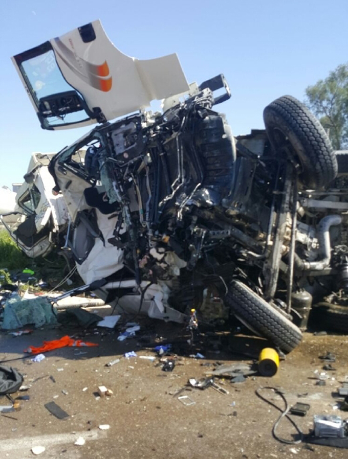 اصابة خطيرة في حادث طرق بين شاحنتين جنوب البلاد