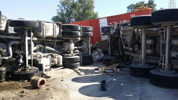 اصابة خطيرة في حادث طرق بين شاحنتين جنوب البلاد