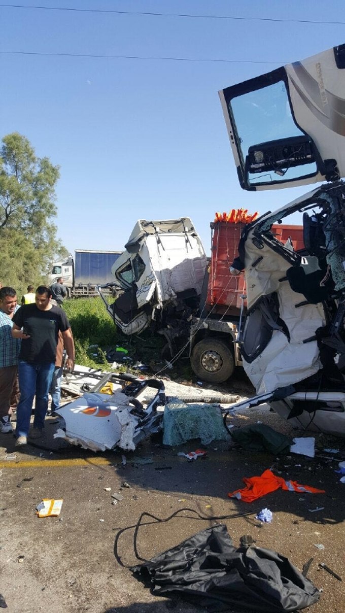 اصابة خطيرة في حادث طرق بين شاحنتين جنوب البلاد