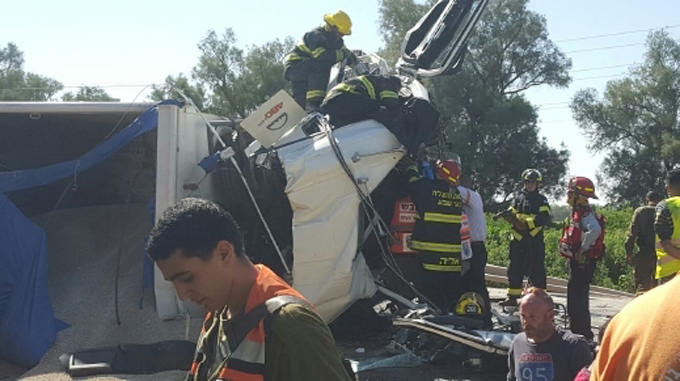 اصابة خطيرة في حادث طرق بين شاحنتين جنوب البلاد