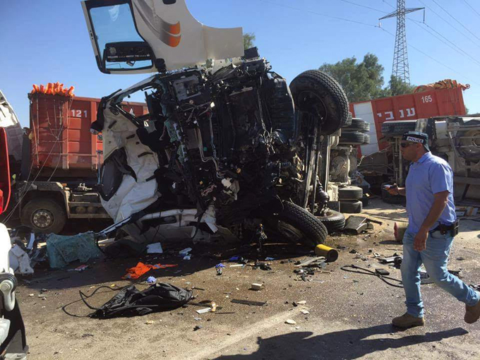 اصابة خطيرة في حادث طرق بين شاحنتين جنوب البلاد