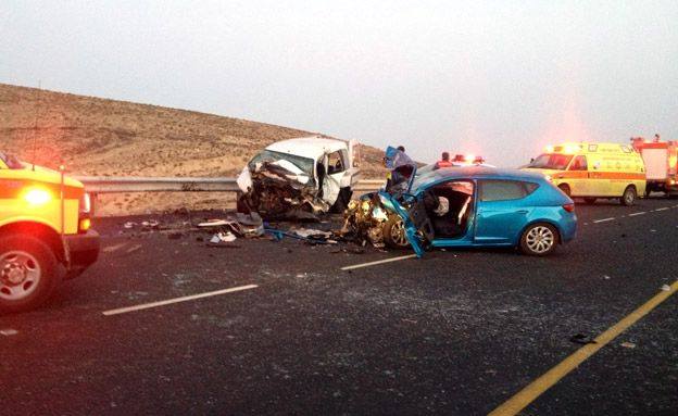 قتيل و4 مصابين بجروح خطيرة في حادث سير على طريق البحر الميت
