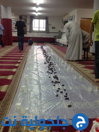 افطارٌ جماعيٌ في مسجد البخاري في جلجولية