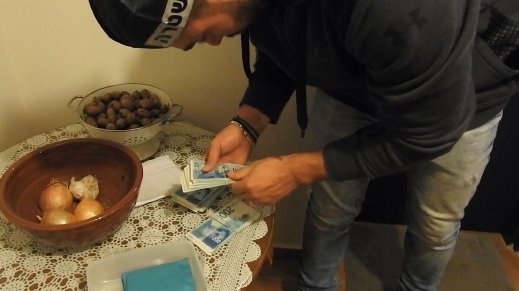 اعتقال 19 مشتبها بالتجارة بالذهب بطريقة غير قانونية وتبييض أموال