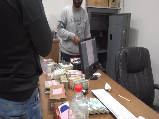 اعتقال 19 مشتبها بالتجارة بالذهب بطريقة غير قانونية وتبييض أموال