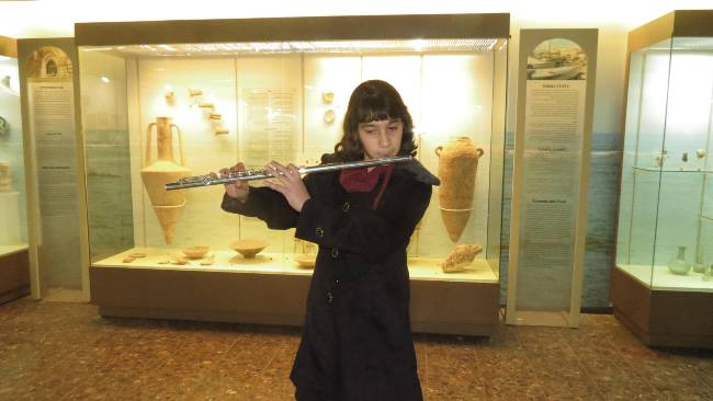 سلطة مكافحة المخدرات بالتعاون مع الفنان وليد قشاش في مشروع رسم خاص لأطفال عكا