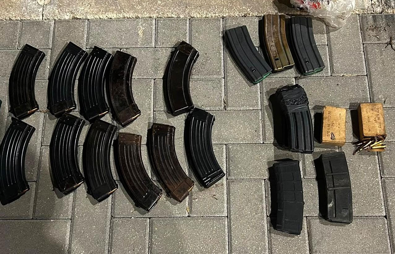 ضبط 6 قنابل ومخازن M16 وكلاشينكوف بين الصخور قرب الرامة