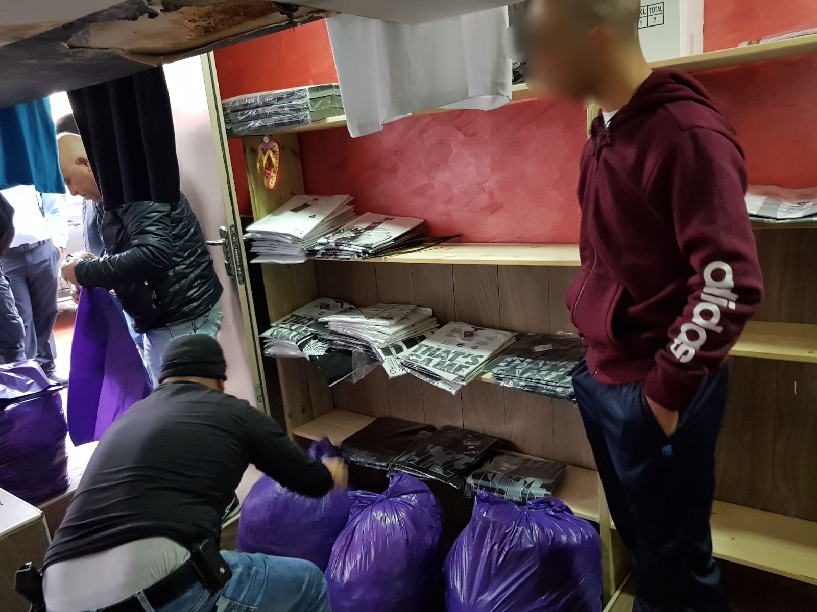 ضبط ملبوسات ماركتها مزيفة بقيمة 450 ألف شيكل واعتقال رجل